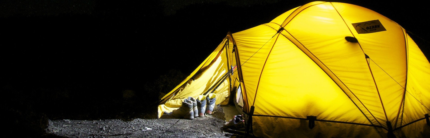 As the saying goes, ‘practice makes perfect’. If you’re thinking of going camping this summer, then it’s worth having a trial run and camping in your back garden. Trust us, it’s not as daft as it sounds. Perfect your camping techniques now, and you’ll enjoy the actual camping experience a whole lot more. Here are our top tips for camping in your back garden.
