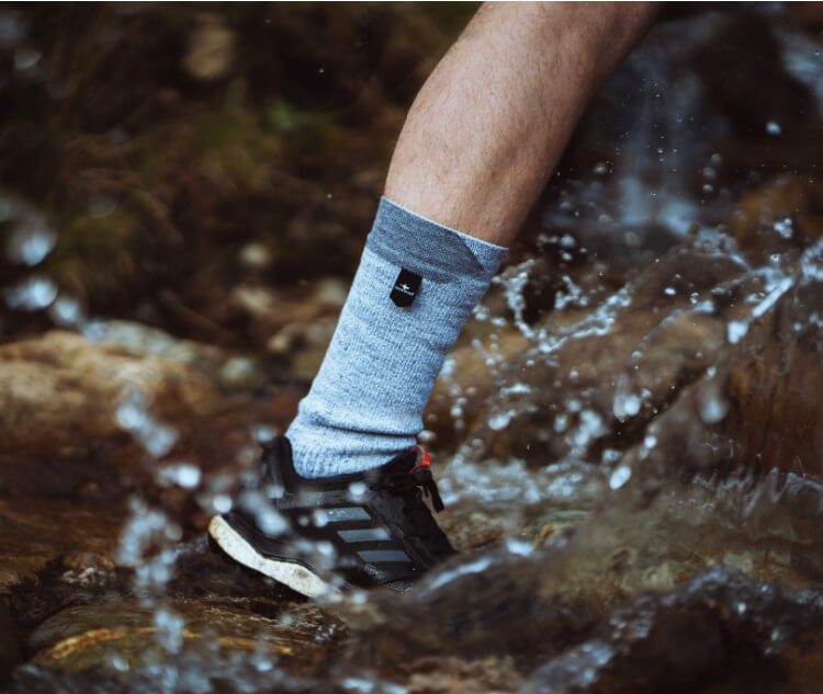How should waterproof socks fit?
Waterproof socks can be used for all sorts of outdoor activities, including hiking, walking, running, cycling, fishing and even golf. In any scenario where you may get wet feet, these socks will keep you dry.
As we’ve said, waterproof socks are a bit thicker than ordinary socks due to their layered construction. So, they must be stretchy to have a snug fit. If they are looser than your usual walking socks, consider wearing a sock liner underneath.
